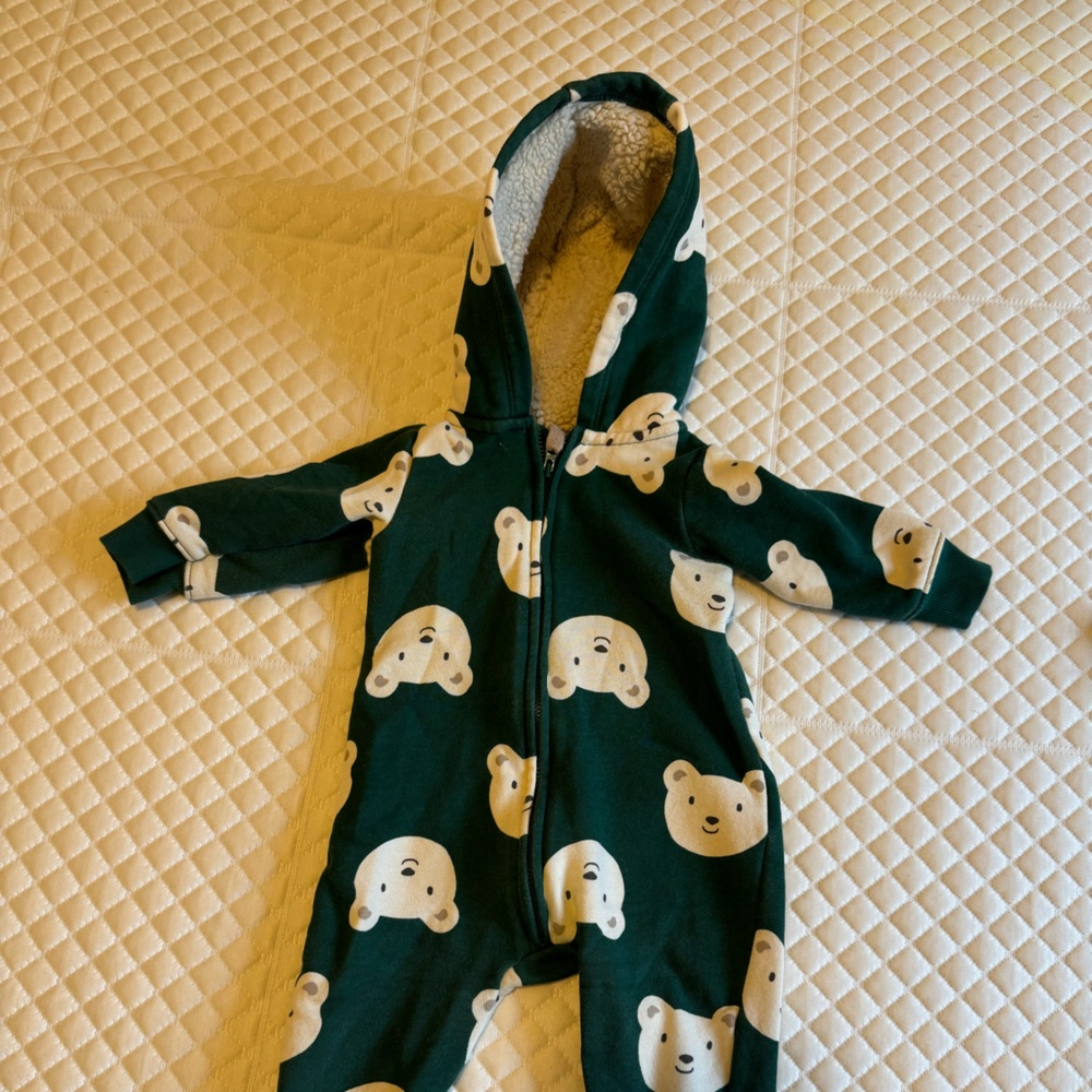 3 for 10$. Bundle 3sets for 10$ 

Carter's Green and Cream Footie One Piece